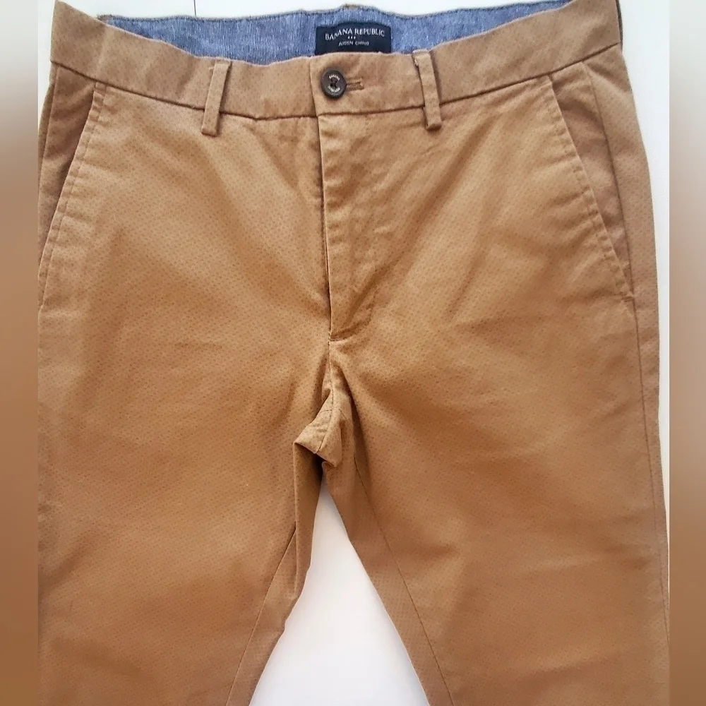Banana Republic 32”x29” Aiden Chino, GUC Men's light brown flat front tailored